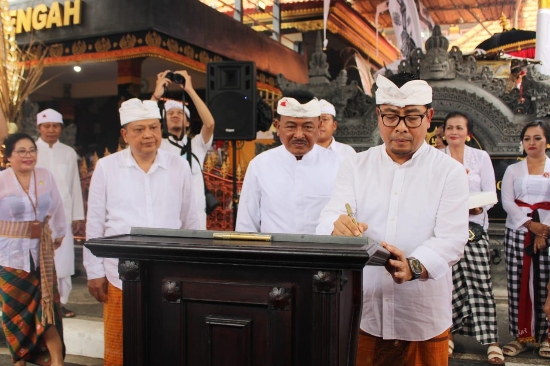 Wali kota Jaya Negara dan Wawali Arya Wibawa Hadiri Upacara Melaspas, Mecaru dan Mupuk Pedagingan Serangkaian Karya di Banjar Abian Kapas Tengah