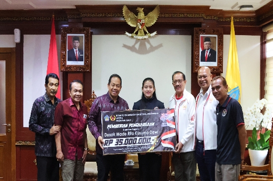 Pj. Gubernur Bali Serahkan Penghargaan dan Bonus Asian Games pada Desak Rita dan Sanggoe Darma Tanjung