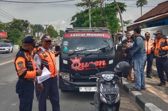 Dishub Denpasar Tertibkan Parkir Sembarangan, Sebanyak 19 Kendaraan Diganjar Penempelan Stiker