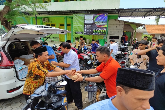 Lewat Program Jum’at Berkah Pegadaian Kanwil XII, Bagikan Ribuan Makanan Siap Saji Kepada Masyarakat
