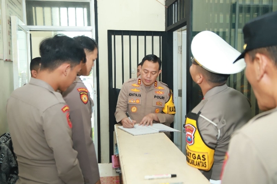 Pastikan Situasi Aman, Kapolres Gresik Cek Ruang Tahanan