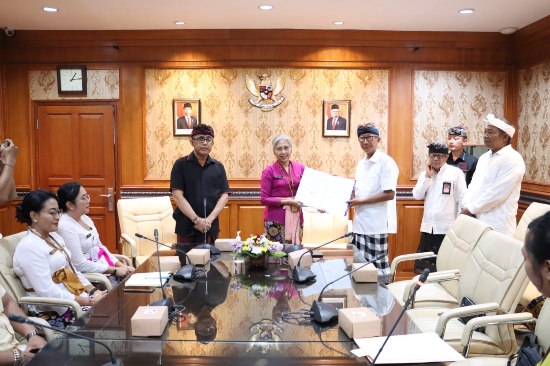 Pemkot Serahkan Hibah kepada Dua Desa Adat dan Perumda Bukti Praja, Wali Kota Jaya Negara Harapkan Pengelolaan Beri Manfaat bagi Masyarakat