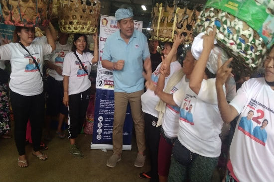 Sasar Pasar Badung: Ngurah Ambara, Caleg DPR RI Gerindra Berencana Tingkatkan Perhatian kepada Tukang Suwun Pasar