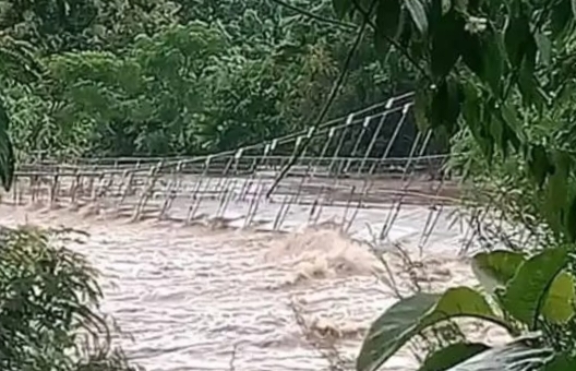 Hujan Deras Selama 7 Jam, Jembatan Gantung di Kecamatan Lembor Nyaris Putus, Warga Diingatkan tidak Melewati