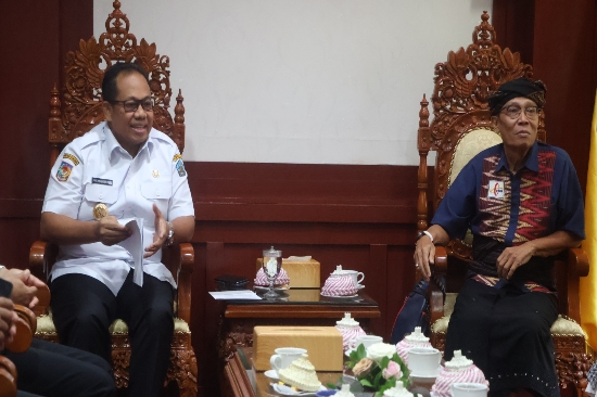 Pj. Gubernur Bali Mahendra Jaya Puji Semangat Ngrombo Sukseskan Karya Ida Bhatara Turun Kabeh Pura Agung Besakih