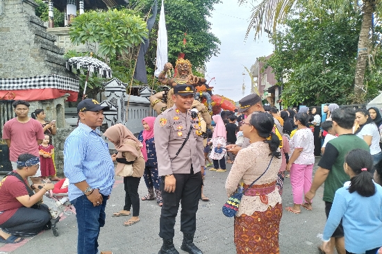 Beri Rasa Aman, Polres Gresik Gelar Pengamanan Pawai Ogoh-Ogoh di Menganti Gresik