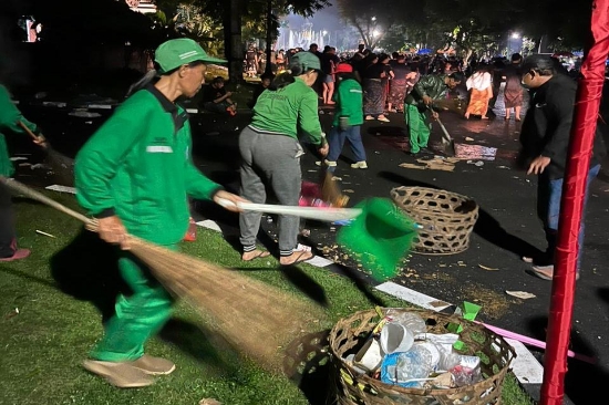 Volume Sampah Capai 80 Ton, DLHK Denpasar Terjunkan 1.000 Petugas Bersihkan Sampah Usai Pengarakan Ogoh-ogoh