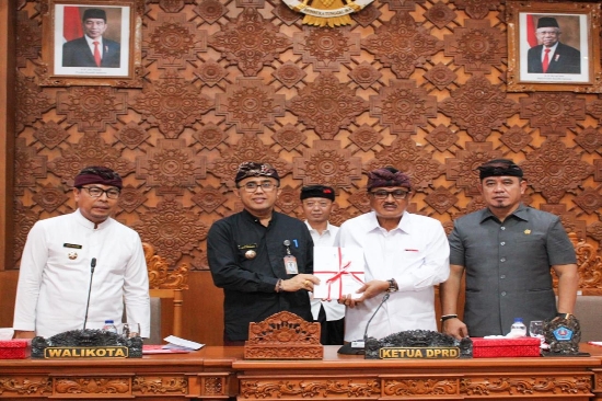 Wali kota Jaya Negara Sampaikan LKPJ TA. 2023 di Hadapan Sidang Paripurna DPRD Kota Denpasar