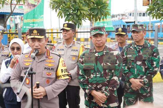 Kasdam IX/Udayana Dampingi Menhub RI, Panglima TNI dan Kapolri Tinjau Pos Pengamanan Terpadu Mudik Lebaran