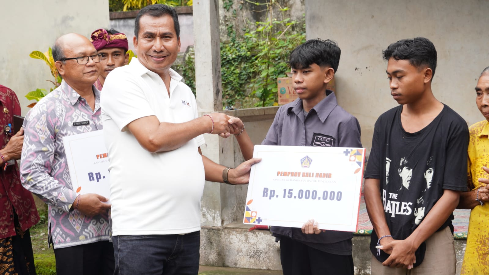 Pemprov Bali melalui Inspektorat dan BRIDA Berikan Bantuan Kemanusiaan untuk Dua Anak Yatim Piatu di Desa Penaban