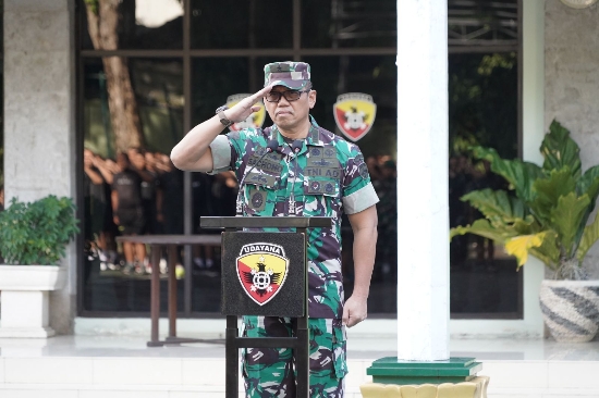 Kasdam IX/Udayana Pimpin Apel Pemberangkatan Cuti dan Penyerahan Bingkisan Hari Raya Idul Fitri