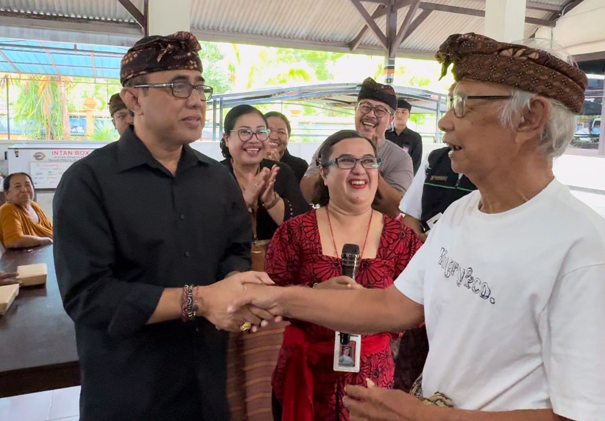 Serahkan Bantuan 35 Alat Bantu Dengar bagi Kelompok Nelayan Serangan, Wali Kota Jaya Negara Berikan Program Jaminan Sosial