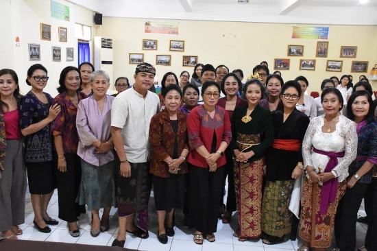 Dibuka Ny. Antari Jaya Negara, Libatkan Dua Narasumber TP. PKK dan WHDI Denpasar Gelar Pelatihan Tata Rias dan Sanggul Bali