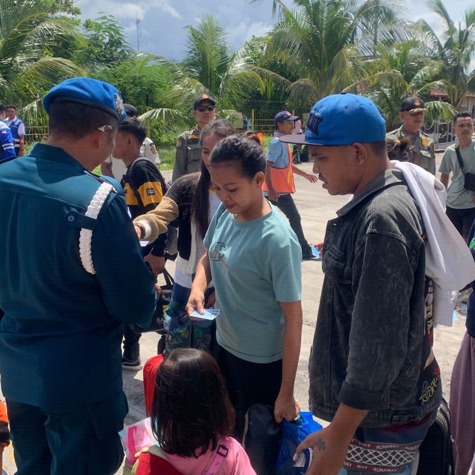 Disdukcapil Kota Denpasar Gelar Pendataan Penduduk kepada Ratusan Penumpang Kapal di Pelabuhan Benoa