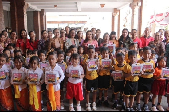 Semarak Hardiknas, Pokja Bunda PAUD Kota Denpasar Sapa Siswa TK di Denut dan Denbar