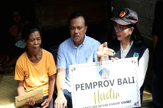 ‘Pemprov Bali Hadir’ Beri Bantuan Warga Kurang Mampu di Desa Bondalem