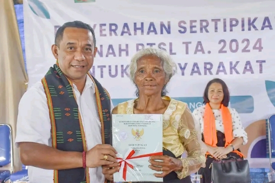 Bupati Manggarai, Menyerahkan Sertifikat Tanah Program Pendaftaran Tanah Sistematis Lengkap