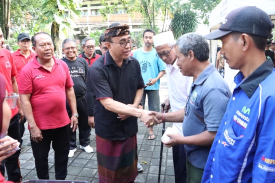 Hadiri Bulan Bhakti Gotong Royong Desa Dauh Puri Kaja: Wali Kota Jaya Negara Rangkul Peran LPM, Tumbuhkan Semangat Gotong Royong