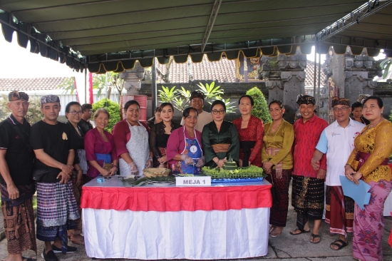 Ny. Antari Jaya Negara Tinjau Aneka Lomba Serangkaian Bulan Bung Karno IV di Kelurahan Renon