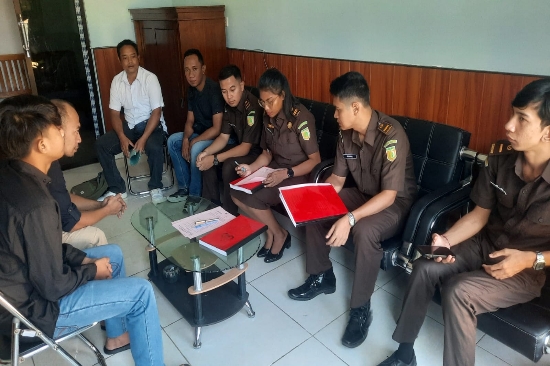 Sat Reskrim Polres Mabar Serahkan Tersangka DS dan BB Kasus Narkoba ke JPU Kejaksaan Mabar