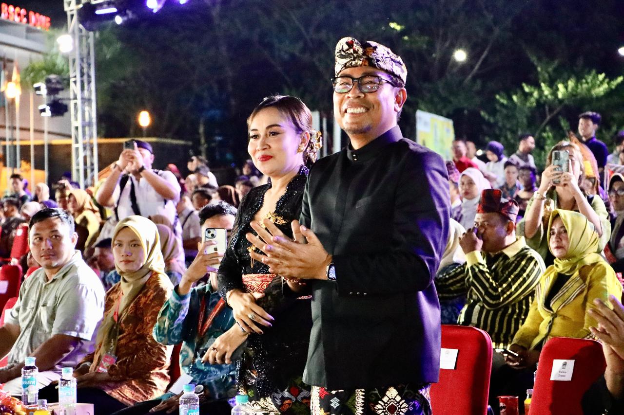 Wawali Arya Wibawa Semangati Kontingen Denpasar yang Berlaga di Karnaval Budaya Rakernas APEKSI XVII di Balikpapan