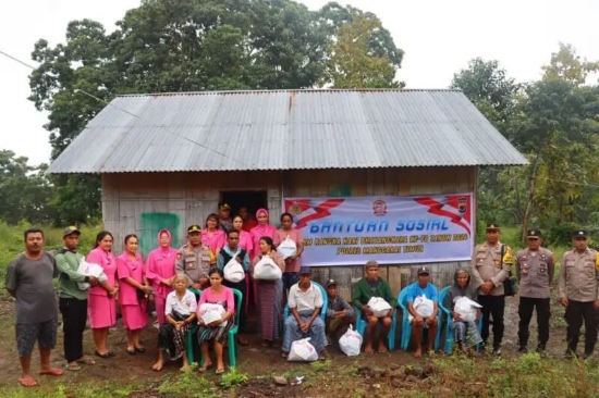 Peduli terhadap Sesama, Polres Manggarai Timur Salurkan Bansos kepada 40 Orang Lansia di Kota Komba