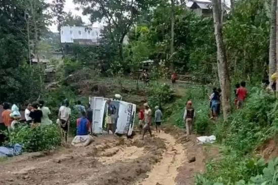 Lakalantas Terjadi di Desa Lenang, Mobil Truk Terbalik di Jalan Rusak