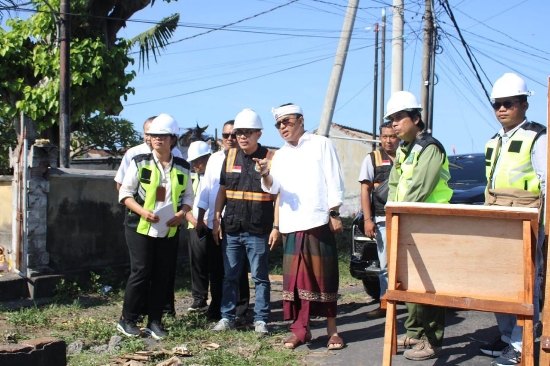 Wali Kota Jaya Negara Tinjau Tahap Awal Pembangunan Jembatan di Kawasan Desa Pemogan