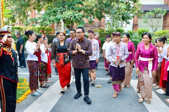 Wawali Arya Wibawa Buka Pentas Kreasi dan Seni Budaya SDN 17 Dauh Puri