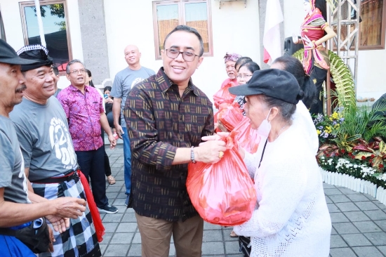 Wali Kota Jaya Negara Hadiri Peringatan Hut Ke-42 Desa Dangri Kaja Bangun Solidaritas, Kuatkan Nilai Budaya dan Tradisi Lokal