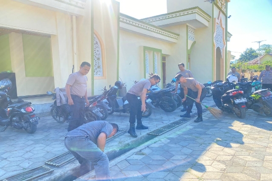 Bakti Religi, Polisi di Labuan Bajo Bersihkan Sejumlah Tempat Ibadah