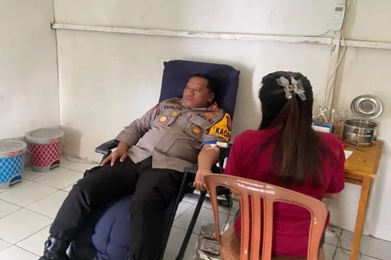 Bantu Sesama, Kapolres Manggarai Timur Donorkan Darahnya bagi Pasien Persalinan di RSUD Lehong
