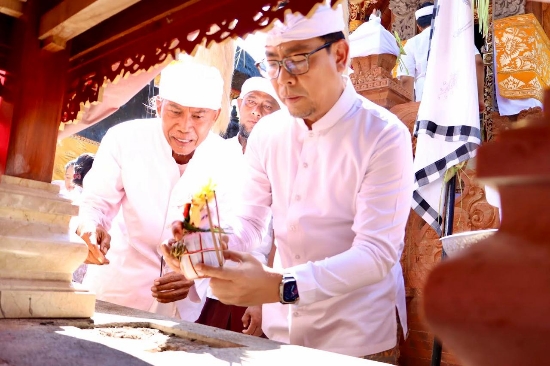Wawali Arya Wibawa Mendem Pedagingan Serangkaian Karya Pemelaspasan Gedong Lan Tajuk Pura Desa Adat Penyaringan Sanur Kauh
