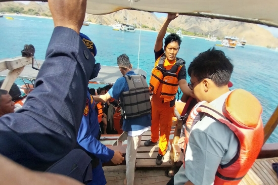 Tim SAR Gabungan Evakuasi Korban Kapal Phinisi Budi Utama yang Tenggelam di Pulau Padar