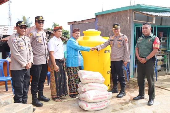 Sambut Hari Bhayangkara ke-78 Tahun 2024, Kapolres Manggarai, Serahkan Bantuan Sosial Berupa Fasilitas Air Bersih