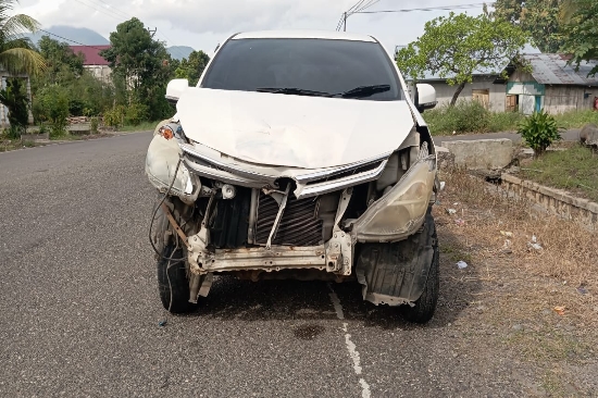Lakalantas terjadi di Borong, Sepeda Motor Tabrak Mobil Warna Putih