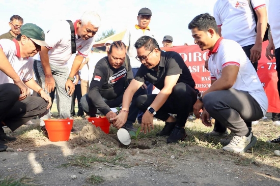 Peringati Harkopnas ke-77, Wawali Arya Wibawa Pimpin Penanaman Pohon di Pantai Padang Galak