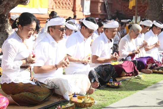 Wali Kota Jaya Negara Ngaturang Bhakti Saraswati di Pura Agung Jagatnatha