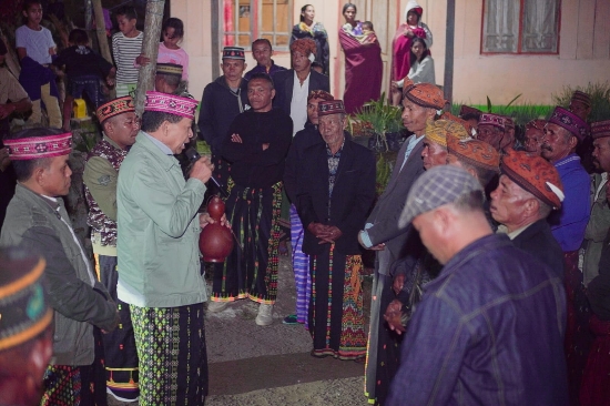 Bakal Calon Bupati Manggarai Heri Ngabut Disambut Antusias Tiga Tokoh Gendang La’o