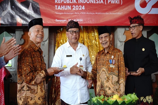 Sekda Alit Wiradana Hadiri HUT PWRI ke-62, Harapkan PWRI Terus Ikut Berpartisipasi dalam Pembangunan Kota Denpasar