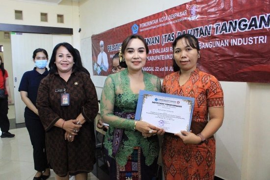 Wakil Ketua Dekranasda, Ayu Kristi Arya Wibawa Tutup Pelatihan Kerajinan Tas Rajutan Tangan