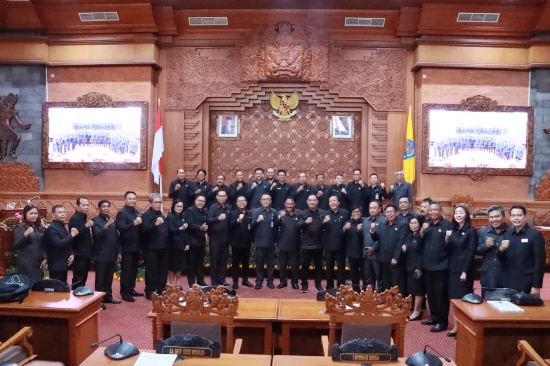 Penutupan Rapat Paripurna DPRD Denpasar, Seluruh Fraksi Setujui Ranperda TA. 2024 