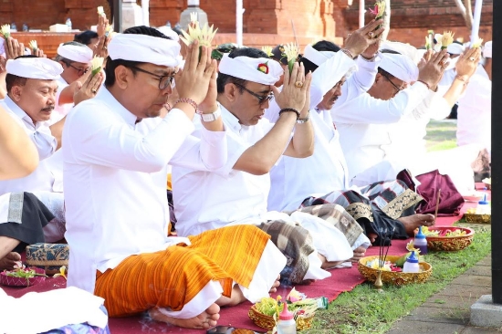 Peringati Rahina Tumpek Landep, Wali Kota Jaya Negara Laksanakan Persembahyangan bersama di Pura Agung Loka Natha