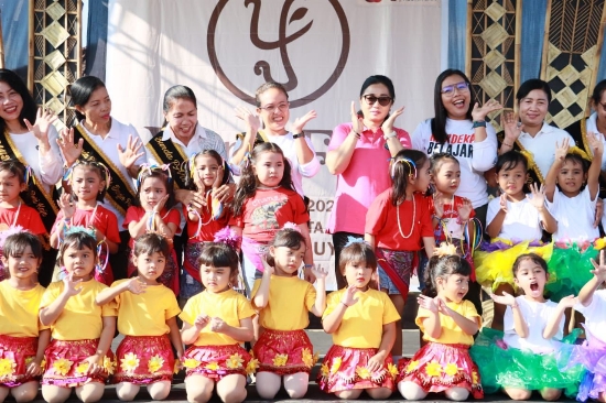 Bunda PAUD Ny. Antari Jaya Negara Buka Penampilan Kreativitas Siswa TK di Yang Fest Kelurahan Paguyangan