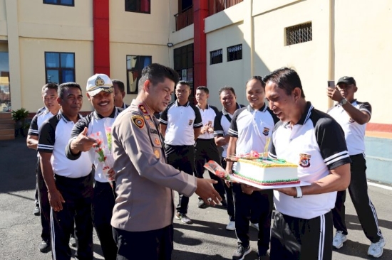 Penuh dengan Kekeluargaan, Polres Manggarai Rayakan Ulang Tahun Personel Periode Juli 2024