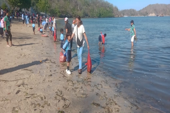TK Ade Irma Labuan Bajo Aksi Pungut Sampah di Pantai Binongko