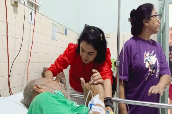 Kakek Frans Huwa Berlinang Air Mata Dapat Sumbangan Kursi Roda dari Winnie Kaori