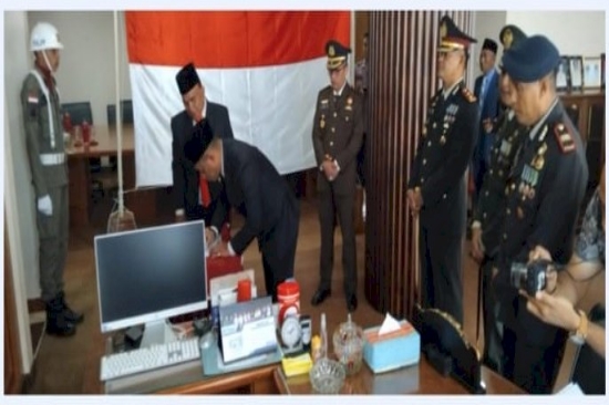 Kapolres Manggarai Hadir Pemeriksaan Duplikat Bendera Pusaka Merah Putih