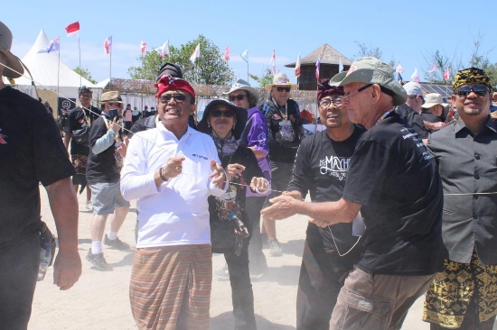 Wali Kota Jaya Negara dan Wawali Arya Wibawa Buka Event Layang-layang Internasional Rare Angon Festival 2024 di Pantai Mertasari