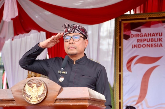 Bertindak Sebagai Inspektur Upacara, Wawali Arya Wibawa Pimpin Upacara Penurunan Bendera HUT Ke-79 Kemerdekaan RI